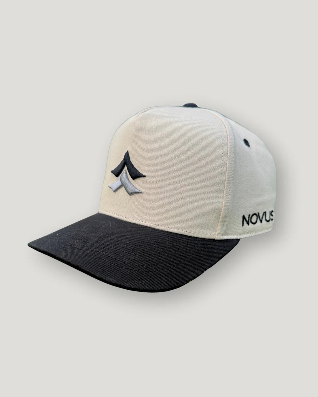 NOVUS GOLF Apéx Cap - Black / Off White