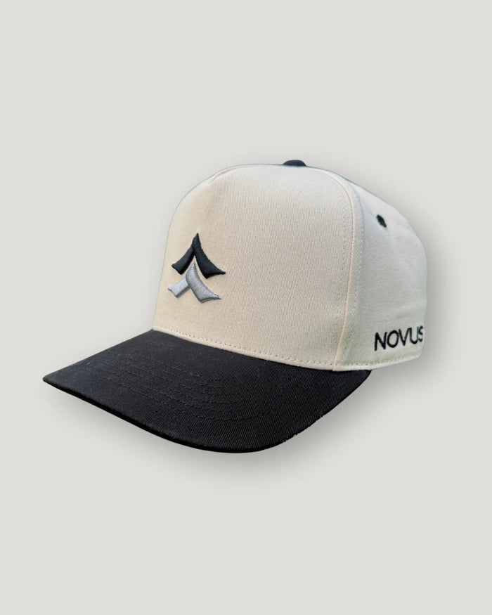 NOVUS GOLF Apéx Cap - Black / Off White